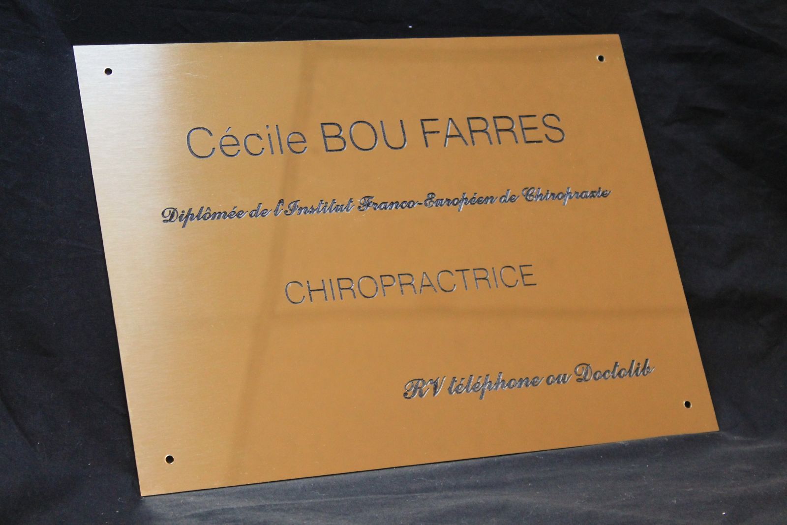Plaque professionnelle en laiton avec gravure et peinture noire